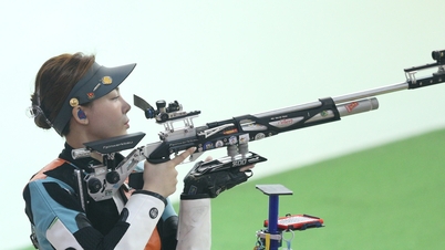 Вьетнамская спортсменка-стрелок в бронежилете и с винтовкой весом 20 кг на Играх Юго-Восточной Азии.