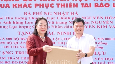 グエン・ホア・ビン常任副首相の妻がバクニンホア村の洪水被害救援活動を支援するため訪問し、贈り物を贈呈した。