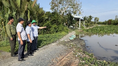 Le Trung Ho, vicevoorzitter van het provinciale volkscomité van An Giang, inspecteert de voortgang van de bouwprojecten.