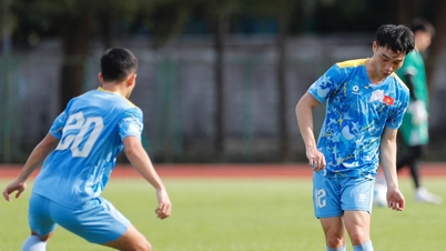 ভিয়েতনাম অনূর্ধ্ব-২৩ দল 'হঠাৎ' একটি অসাধারণ নতুন পিচে অনুশীলন শুরু করে; ১.৯১ মিটার লম্বা এই তারকা ক্লিন শিট ধরে রাখতে দৃঢ়প্রতিজ্ঞ: তাদের অবশ্যই ফিলিপাইনকে হারাতে হবে।