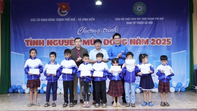 Mladí lidé ze stranických organizací v městě Hue zahajují v Binh Dien „Zimní dobrovolnickou kampaň“.