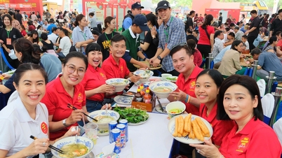 Καλλιτέχνες παρακολουθούν την Ημέρα Pho: Μαγεμένοι από τους πάγκους που πουλάνε χειροποίητα νουντλς pho.