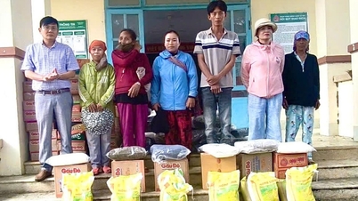 Mặt trận xã Nam Cam Ranh cấp phát quà cứu trợ cho hộ khó khăn