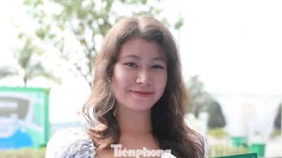 Runners excitedly check in and receive their BIBs before the opening ceremony of the Tien Phong Half Marathon 2025.