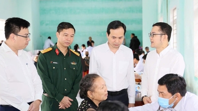 Δωρεάν ιατρικές εξετάσεις και διανομή φαρμάκων για τους κατοίκους της κοινότητας Duc Phu.