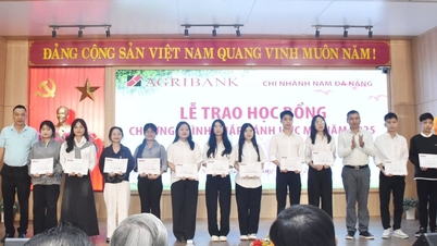 Agribank Nam Da Nang awards 550 million VND in "Wings of Dreams" scholarships to students.