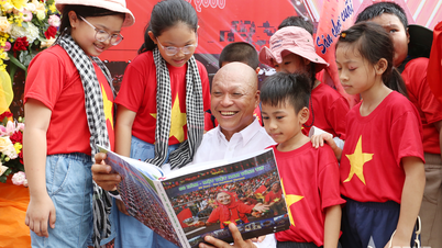 ປູກຝັງຄວາມຮັກຊາດຜ່ານປຶ້ມຮູບພາບ “80 ປີ - ຫວຽດນາມທີ່ໝັ້ນໃຈ”