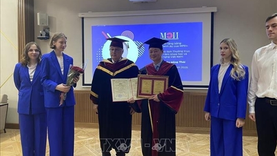 Professor Dr. Tran Hong Thai erhält die Ehrendoktorwürde der Moskauer Energieuniversität.