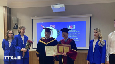 Ο καθηγητής Tran Hong Thai λαμβάνει τον τίτλο του Επίτιμου Διδάκτορα από το Πανεπιστήμιο Ενέργειας της Μόσχας.