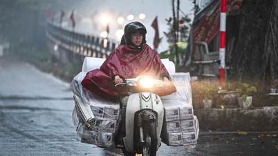 하노이는 안개와 미세먼지로 뒤덮여 있으며, 주민들은 추위와 오염으로 고통받고 있습니다.