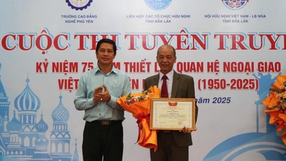 Wedstrijd ter promotie van het 75-jarig jubileum van de oprichting van diplomatieke betrekkingen tussen Vietnam en de Russische Federatie.