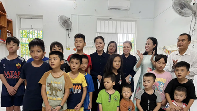 호치민시 여성연합 지도자들이 고아원을 방문하여 크리스마스 선물을 전달했습니다.