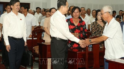 Ulusal Meclis Başkanı Tran Thanh Man, 15. Ulusal Meclis'in 10. oturumunun ardından seçmenlerle bir araya geldi.