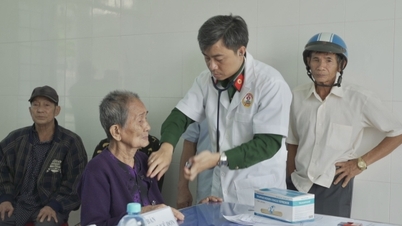 ジアライ：軍の医療関係者が被災地の人々に支援を届けている。