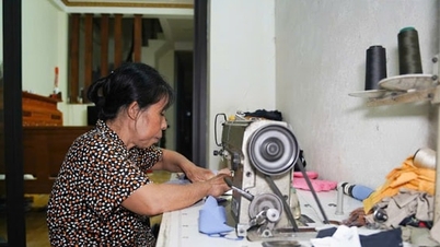 التخلص من الفقر بفضل ماكينة الخياطة والقروض التفضيلية.