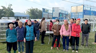 کمون تان مای مخازن ذخیره آب تمیز را بین ساکنان توزیع می‌کند.