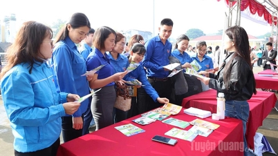 نزدیک به ۱۰۰۰ دانشجو، کارگر و جوینده کار در نمایشگاه کار در کمون ین سون شرکت کردند.