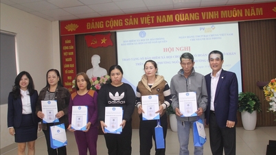 Egészségbiztosítási kártyák és önkéntes társadalombiztosítási könyvek adományozása rászorulóknak.