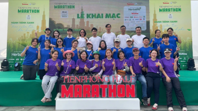 ٹین فونگ ہاف میراتھن کی ابتدائی لائن کے پیچھے: BIB/Racekit علاقے کی خاموش دوڑ۔