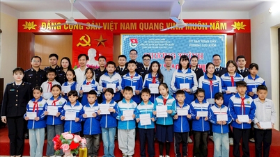 Молодые сотрудники таможни на пограничном пункте порта Хайфонг призывают: «Вместе под руку распространять любовь».