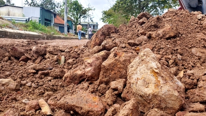 Verwendung von verwittertem Gestein zum Bau des Straßendamms für das Uferstraßenprojekt am Bo River.