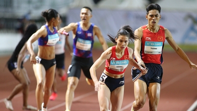 চারজন ভিয়েতনামী দৌড়বিদকে নিয়ে SEA গেমসের রেকর্ড-ব্রেকিং রিলে দৌড়ের এক ঘনিষ্ঠ দৃশ্য।