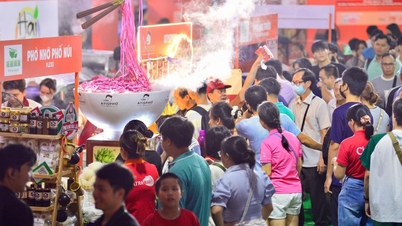 On the bustling evening of Pho Day, people lined up waiting for their turn, with some restaurants serving thousands of bowls.