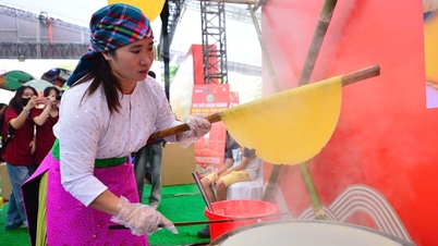 Moer milho na hora para fazer macarrão pho, é tão divertido e tão gratificante, meus compatriotas!