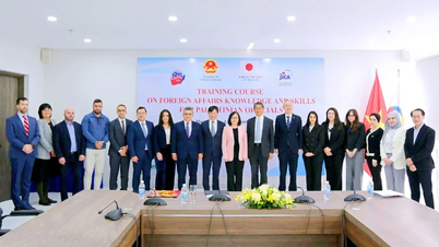 שיפור הידע והמיומנויות הדיפלומטיות של פקידים פלסטינים.