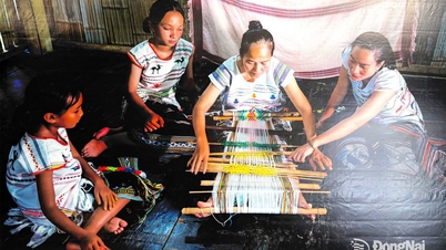 Kobiety z grupy etnicznej Ma wyrażają swoje uczucia za pomocą krosna.