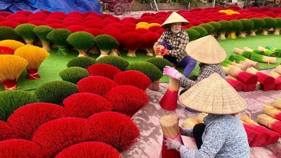 بخور کی چھڑی والا گاؤں رنگوں سے تابناک ہے کیونکہ یہ ٹیٹ کا استقبال کرتا ہے۔