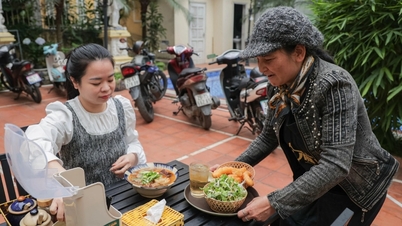 Hanói: Uma tigela de macarrão de arroz custa mais de 100.000 VND e é consumida por clientes em mansões que valem bilhões de VND.