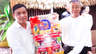 Visitar e transmitir cumprimentos de Natal a instituições religiosas.