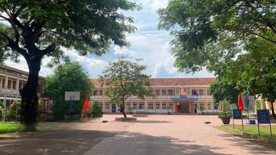 Izbucnește dezbaterea privind măsurile disciplinare luate împotriva directorului adjunct pentru că i-a obligat pe elevi să oprească orele pentru a strânge gunoiul.