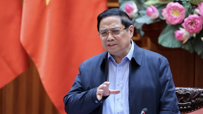 Statsministeren oppfordret tjenestemennene til å sette seg i folkets sted og unngå byråkrati.