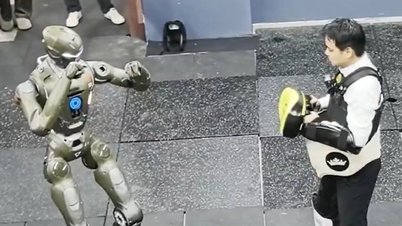 Çinli CEO, T800 robotunun kendisini yere devirmesi karşısında şok oldu.