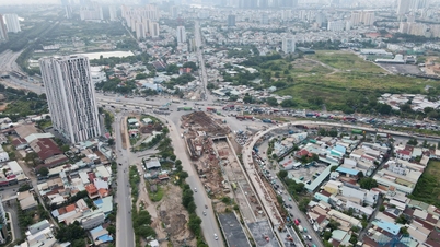Aktuální stav nejmodernějšího přestupního uzlu v Ho Či Minově Městě, jehož dokončení se očekává v roce 2026.