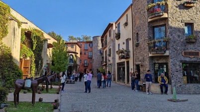 Discover Val'Quirico - Mexico's Tuscan village.