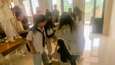 Kvinnelig student banket opp av en gruppe klassekamerater rett i klasserommet.