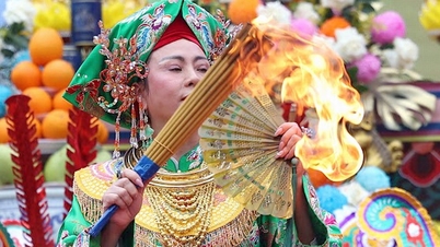 西域へ行き霊媒儀式の公演を観劇します。