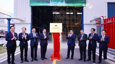 Premierminister Pham Minh Chinh enthüllt die Gedenktafel zum 14. Nationalkongress der Kommunistischen Partei Vietnams am Standort des Wärmekraftwerkprojekts Nhon Trach 3 und 4.