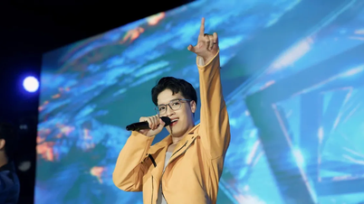 Zpěvák a skladatel Huynh Duc: Přispívá k šíření tradičních hudebních hodnot.