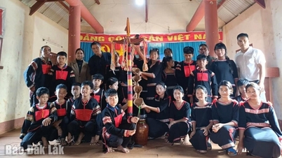 ຊຸມຊົນ Krông Búk: ພິທີປິດຫ້ອງຮຽນສອນຫຼິ້ນກອງ ແລະ ເຄື່ອງດົນຕີພື້ນເມືອງ.