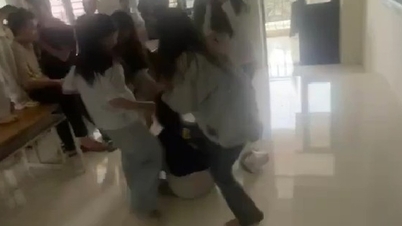 ນັກຮຽນຍິງຖືກນຳສົ່ງໂຮງໝໍຫຼັງຈາກຖືກທຸບຕີ: ນັກຮຽນສອງຄົນຖືກພັກການຮຽນ.