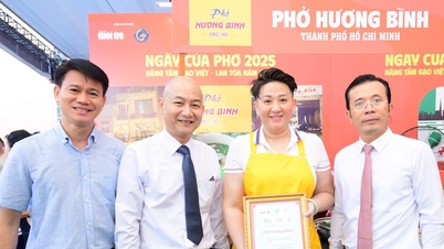 Menyampaikan surat ucapan terima kasih dan merasakan pengalaman membuat mie pho bersama pemilik restoran pho di Pho Day 2025.