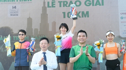 Una atleta femenina causa una impresión en la Media Maratón de Tien Phong por un motivo especial.