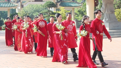 Pernikahan yang mengharukan dari 12 pasangan kelas pekerja di Dong Nai.