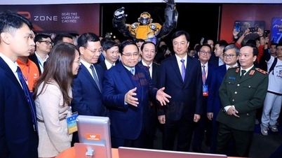 Statsministern upplever teknologi på Techfest Vietnam 2025.