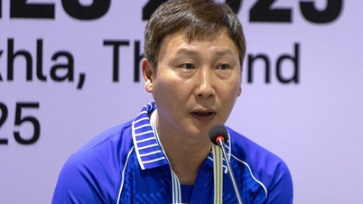 कोच किम सांग सिक ने फिलीपींस अंडर-22 टीम के खिलाफ मैच से पहले एक प्रेस कॉन्फ्रेंस आयोजित की।