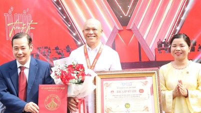 Nguyen A lansează cartea foto „80 de ani - Un Vietnam încrezător”